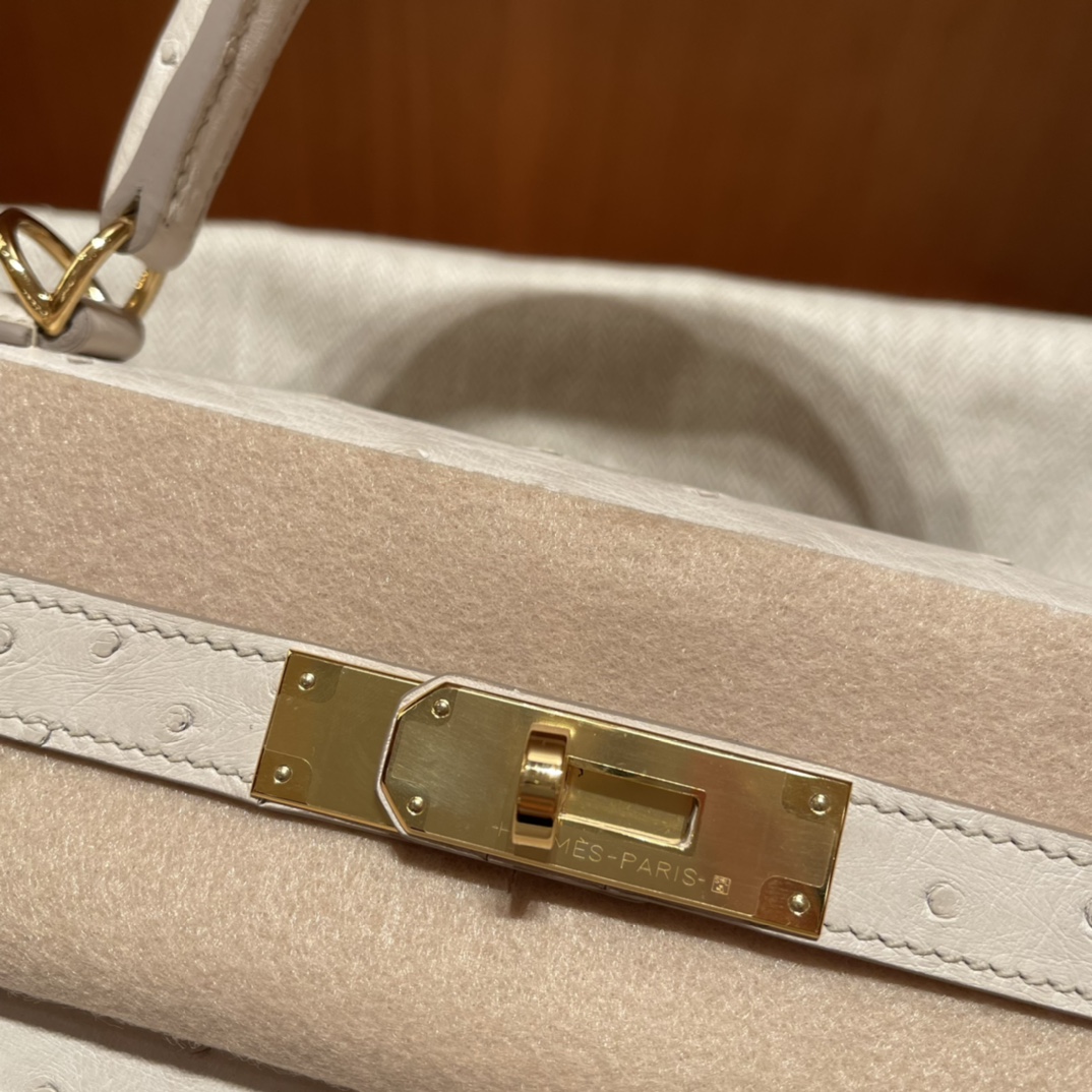 에르메스 켈리백28 화이트 금장 타조가죽